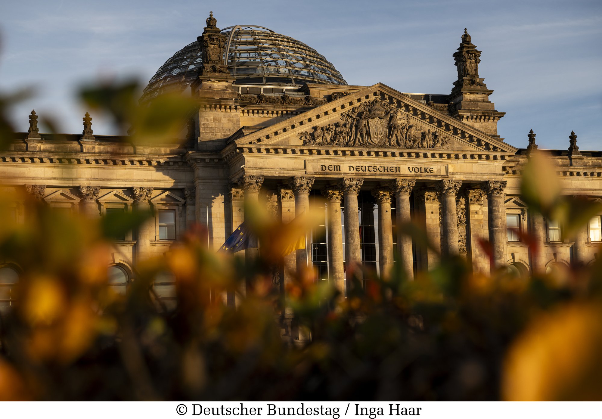Westportal des Reichstag mit Herbstimpressionen