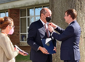 Ed Schlieben (2.v.l.), German International School New York, bekommt das Bundesverdienstkreuz überreicht.