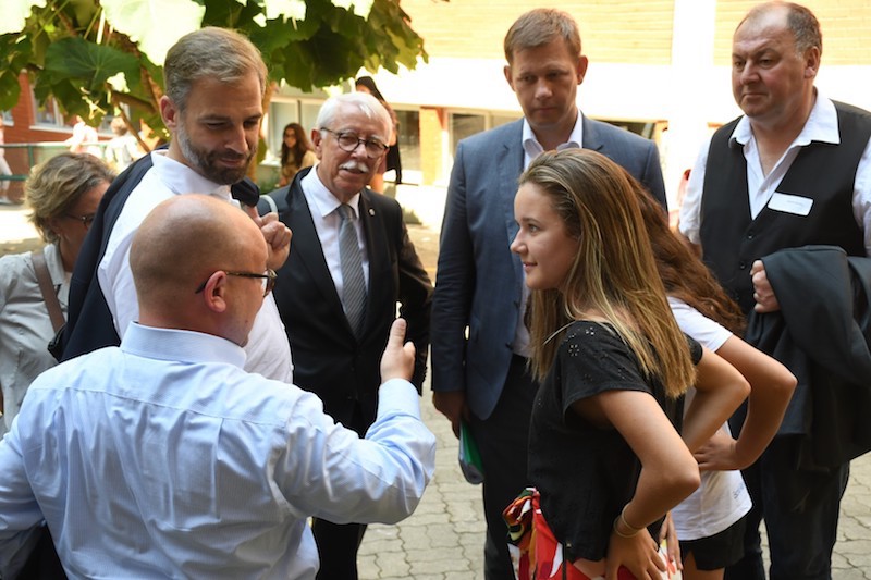 Repräsentantinnen der Schülervertretung zeigen den Bundestagsabgeordneten ihre Schule - Quelle: DS Rio de Janeiro