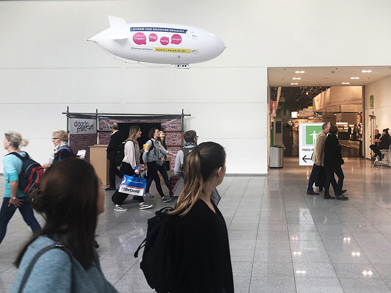 Ein Zeppelin wies den Weg zum
 Gemeinschaftsstand der Deutschen Auslandsschulen. Foto: WDA e.V.